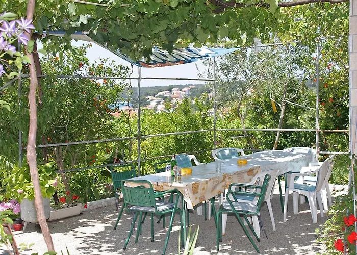 Gostinjska kuća And With Parking Space Palit, Rab - 3195