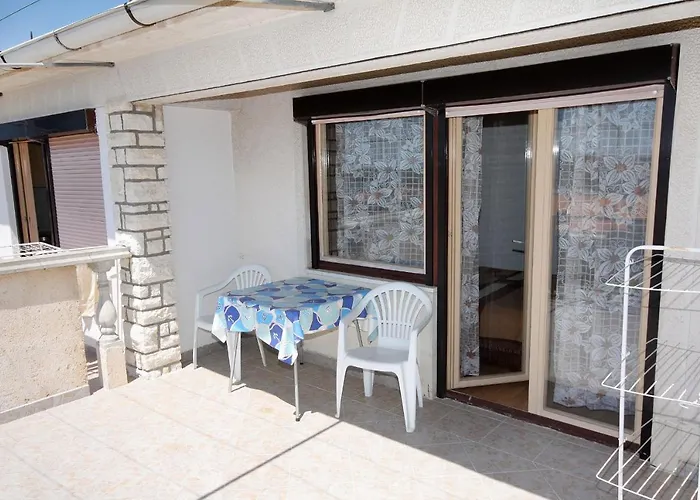 Gostinjska kuća And With Parking Space Palit, Rab - 3195